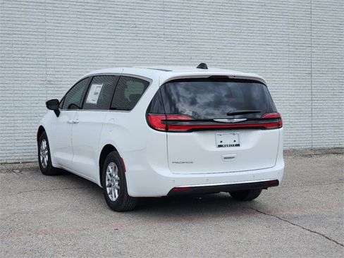 New 2025 Chrysler Pacifica Select image 3