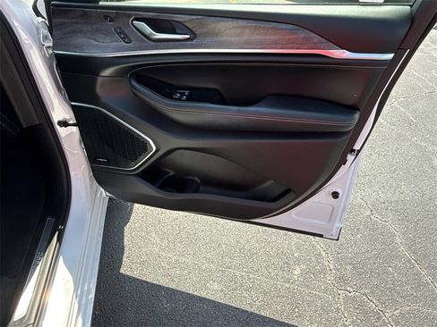 Used 2023 Jeep Grand Cherokee Overland w/ Luxury Tech Group IV image 14