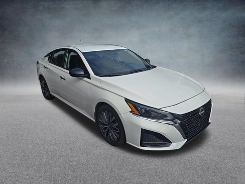 Used 2025 Nissan Altima 2.5 SV FWD image 2