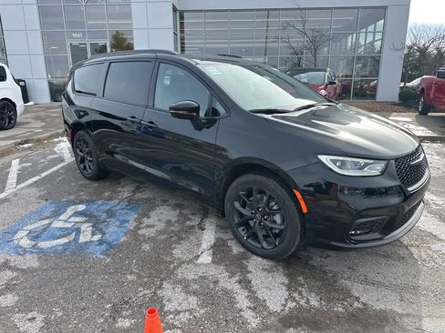 New 2026 Chrysler Pacifica Limited w/ Uconnect Theater Family Group image 44