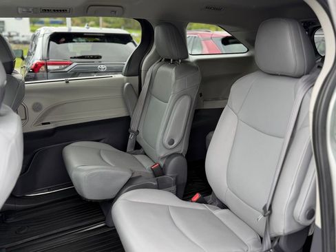Used 2021 Toyota Sienna XLE w/ XLE Plus Package AWD/4WD image 7