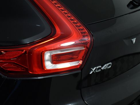 Used 2025 Volvo XC40 B5 Plus image 34