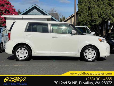 Used 2013 Scion xB FWD image 3