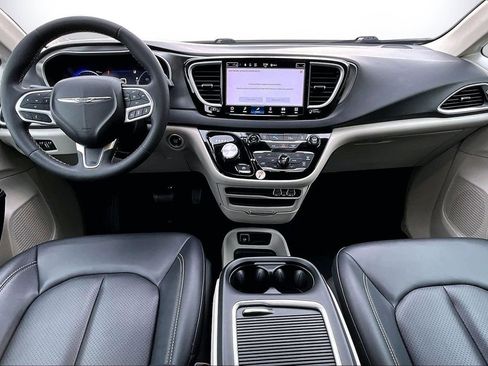 Certified 2024 Chrysler Pacifica Touring-L image 14
