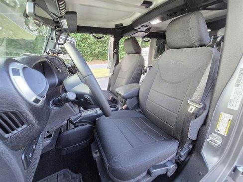 Used 2016 Jeep Wrangler Unlimited Rubicon w/ Connectivity Group AWD/4WD image 25