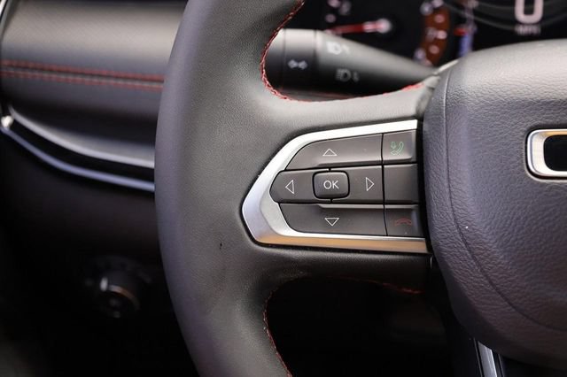 Used 2025 Jeep Compass Trailhawk AWD/4WD image 11