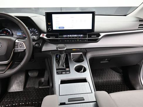 Used 2025 Toyota Sienna XLE FWD image 13