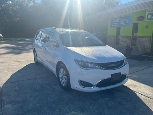 Used 2017 Chrysler Pacifica Touring-L FWD image 1