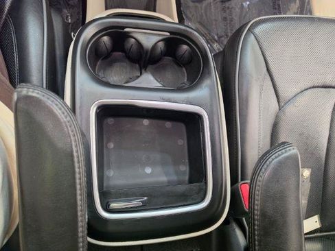 Used 2018 Chrysler Pacifica Limited w/ Tire & Wheel Group FWD image 30