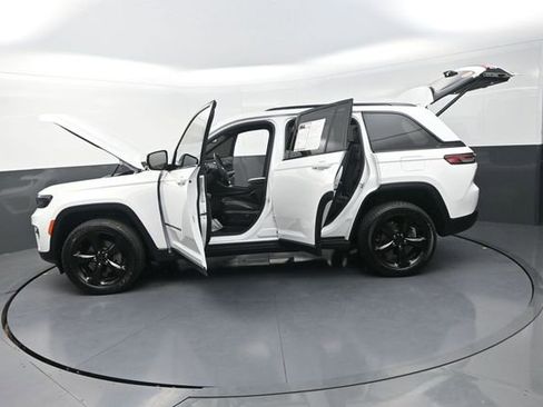 Used 2024 Jeep Grand Cherokee Altitude AWD/4WD image 32