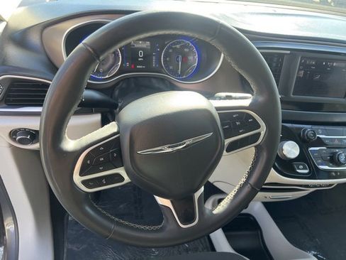 Used 2022 Chrysler Voyager LX image 14