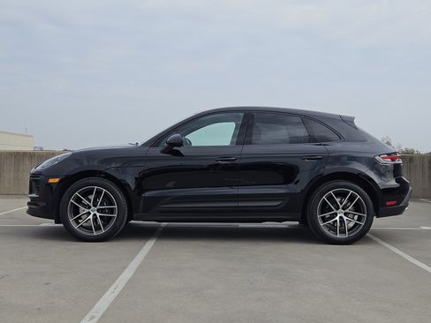 Certified 2025 Porsche Macan image 2