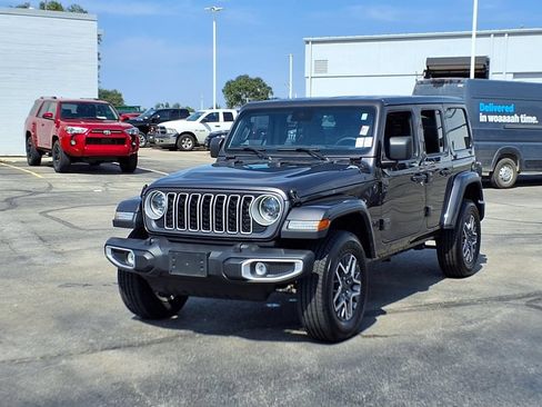Used 2025 Jeep Wrangler Unlimited Sahara AWD/4WD image 2