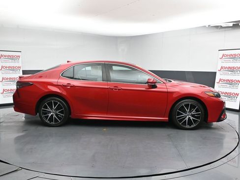 Used 2022 Toyota Camry SE image 9