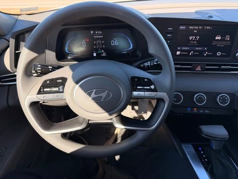 Used 2024 Hyundai Elantra SE image 12