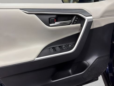 Used 2019 Toyota RAV4 Limited AWD/4WD image 9