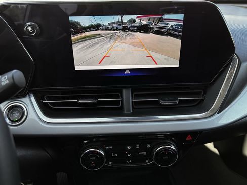 Used 2025 Chevrolet Trax LT w/ LT Convenience Package image 19
