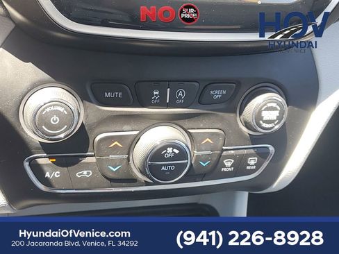 Used 2019 Jeep Cherokee Limited FWD image 30
