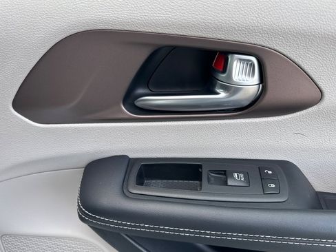 Used 2024 Chrysler Voyager LX image 20