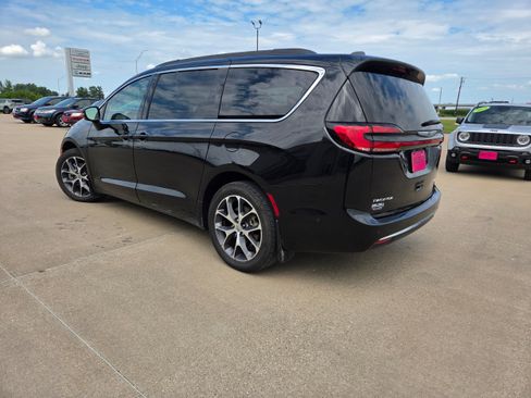 Used 2022 Chrysler Pacifica Touring-L w/ Uconnect Theater Family Group AWD/4WD image 5