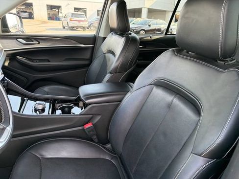 Used 2023 Jeep Grand Cherokee Limited w/ Luxury Tech Group II AWD/4WD image 19
