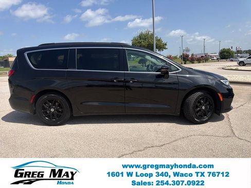 Used 2022 Chrysler Pacifica Touring-L FWD image 2