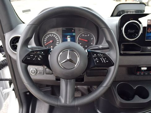 Used 2025 Mercedes-Benz Sprinter 2500 image 6