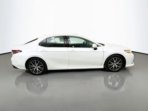 Used 2022 Toyota Camry XLE w/ Navigation Upgrade Package image 8