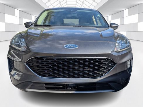 Used 2020 Ford Escape SE image 2