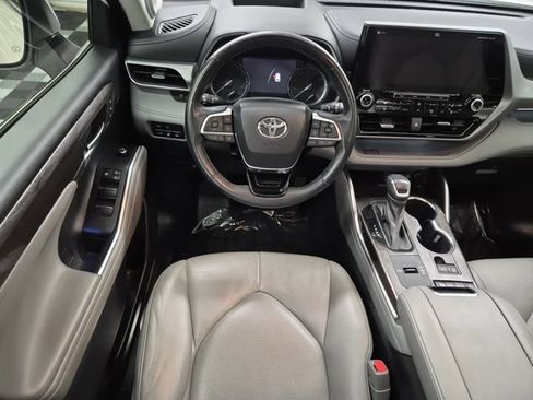 Used 2021 Toyota Highlander Platinum image 13