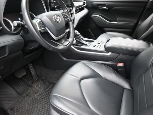 Used 2023 Toyota Highlander XLE AWD/4WD image 19
