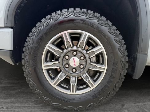 Used 2024 GMC Sierra 1500 AT4 w/ Technology Package AWD/4WD image 9