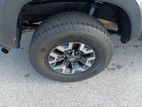 Used 2021 Toyota Tacoma TRD Off-Road w/ TRD Premium Off Road Package AWD/4WD image 6