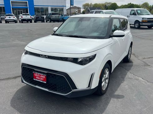 Used 2024 Kia Soul LX w/ Option Group 015 FWD image 2