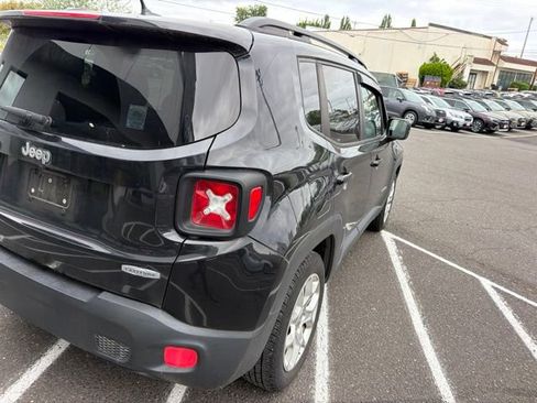 Used 2017 Jeep Renegade Latitude FWD image 8