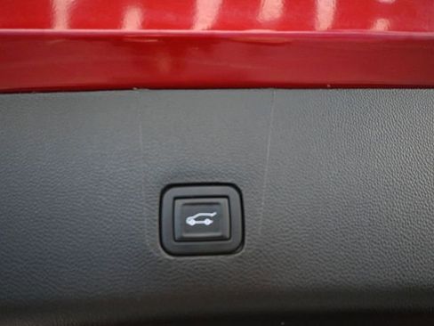 Used 2023 Chevrolet Traverse LT image 9