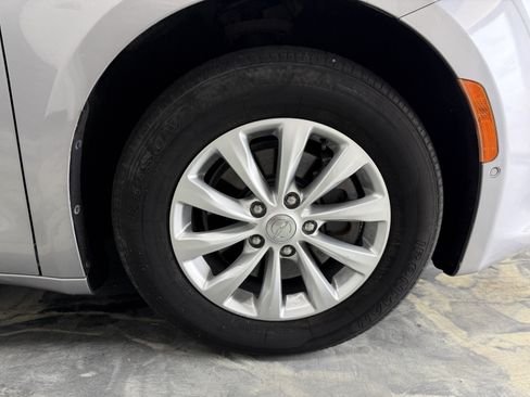 Used 2018 Chrysler Pacifica Touring-L w/ Advanced Safetytec Group FWD image 26