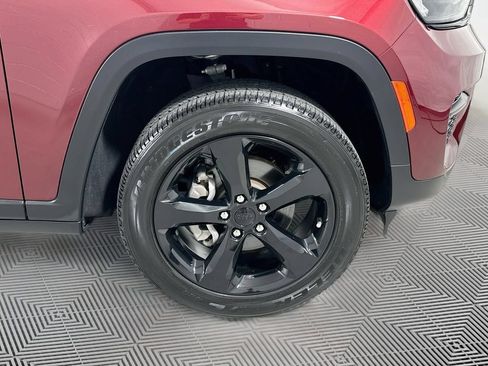 Used 2023 Jeep Grand Cherokee Altitude RWD image 20