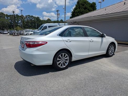 Used 2017 Toyota Camry XLE w/ Moonroof Package FWD image 5