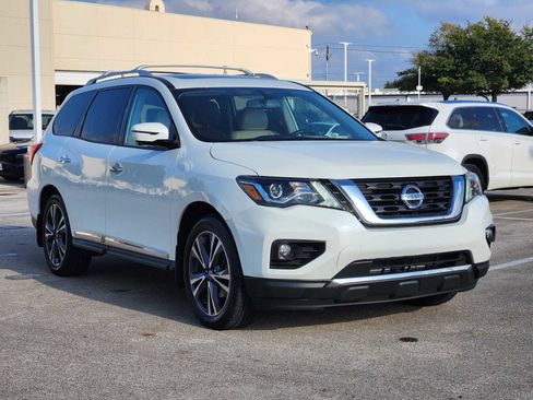 Used 2020 Nissan Pathfinder Platinum image 3