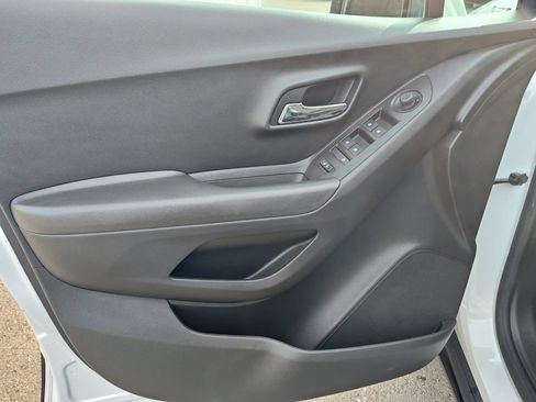 Used 2018 Chevrolet Trax LT w/ LT Convenience Package FWD image 16