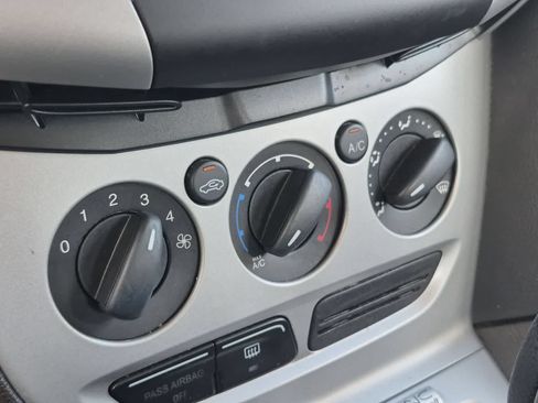 Used 2014 Ford Focus SE FWD image 29