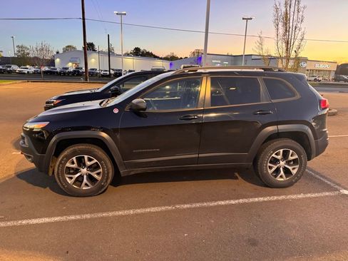 Used 2017 Jeep Cherokee Trailhawk image 2