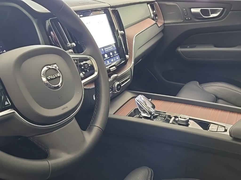 Certified 2024 Volvo XC60 T8 Ultimate w/ Climate Package AWD/4WD image 15