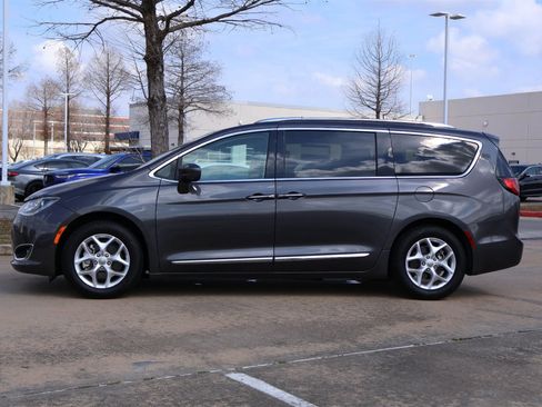 Used 2020 Chrysler Pacifica Touring-L w/ Tire & Wheel Group image 3