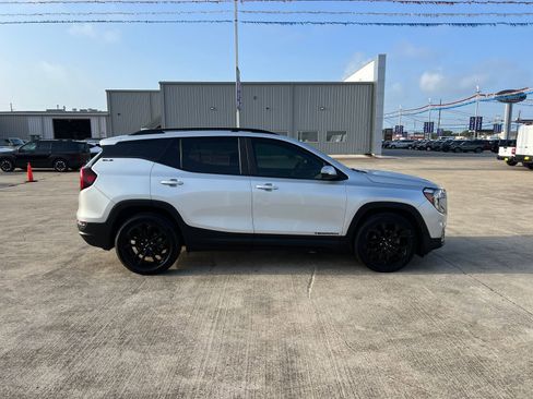 Used 2022 GMC Terrain SLE w/ Driver Convenience Package FWD image 2