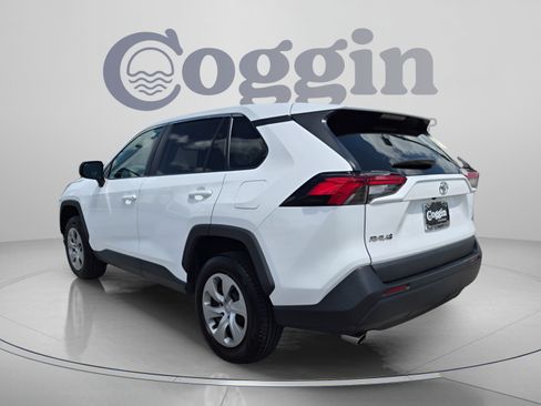 Used 2022 Toyota RAV4 LE FWD image 4