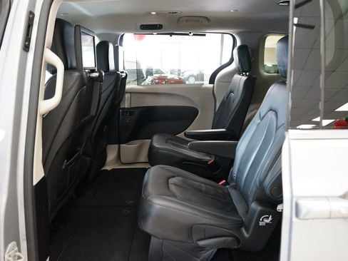 Used 2021 Chrysler Pacifica Touring-L w/ Uconnect Theater Family Group AWD/4WD image 50