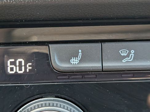 Used 2022 Volkswagen Taos SEL w/ Panoramic Sunroof Package FWD image 33