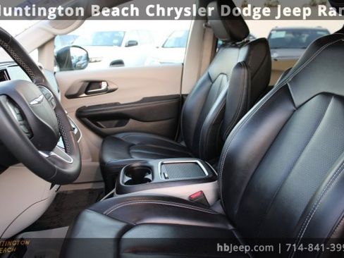 Used 2023 Chrysler Pacifica Touring-L image 30